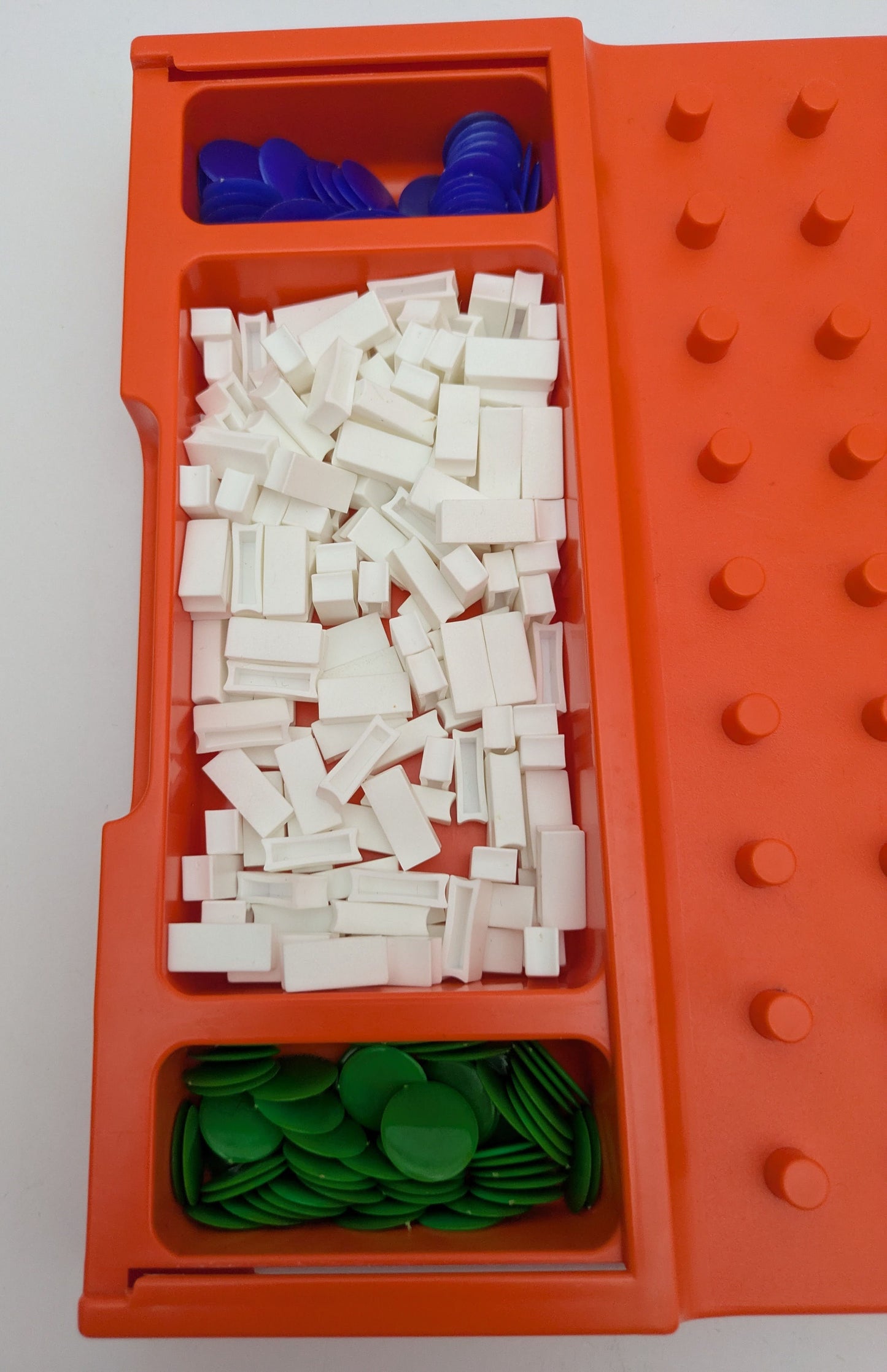 Boxes (1976) brings vintage family fun to life with a clever twist on strategy.