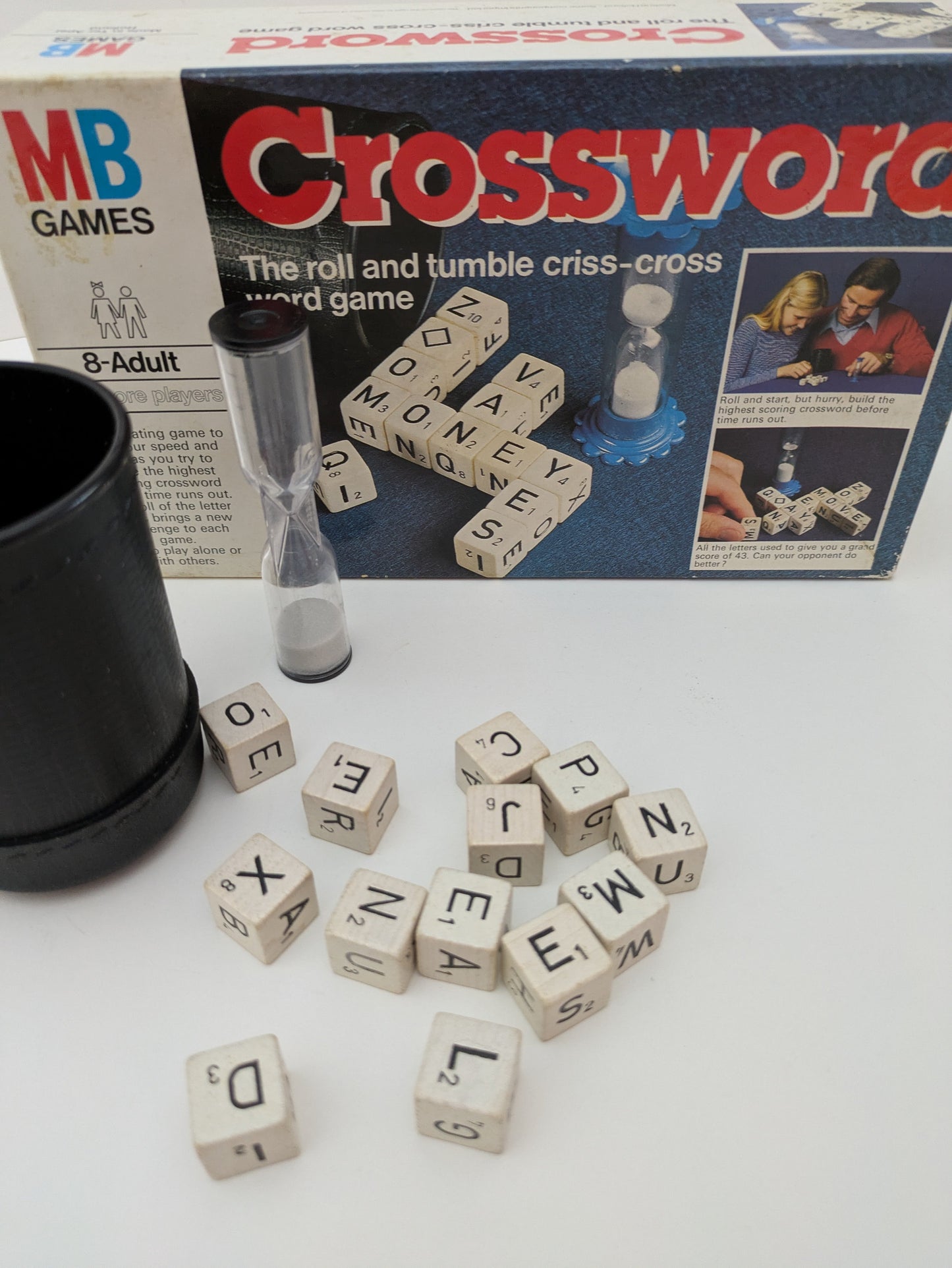 Classic Crossword Fun – Roll, Spell, and Score High with Letter Cubes