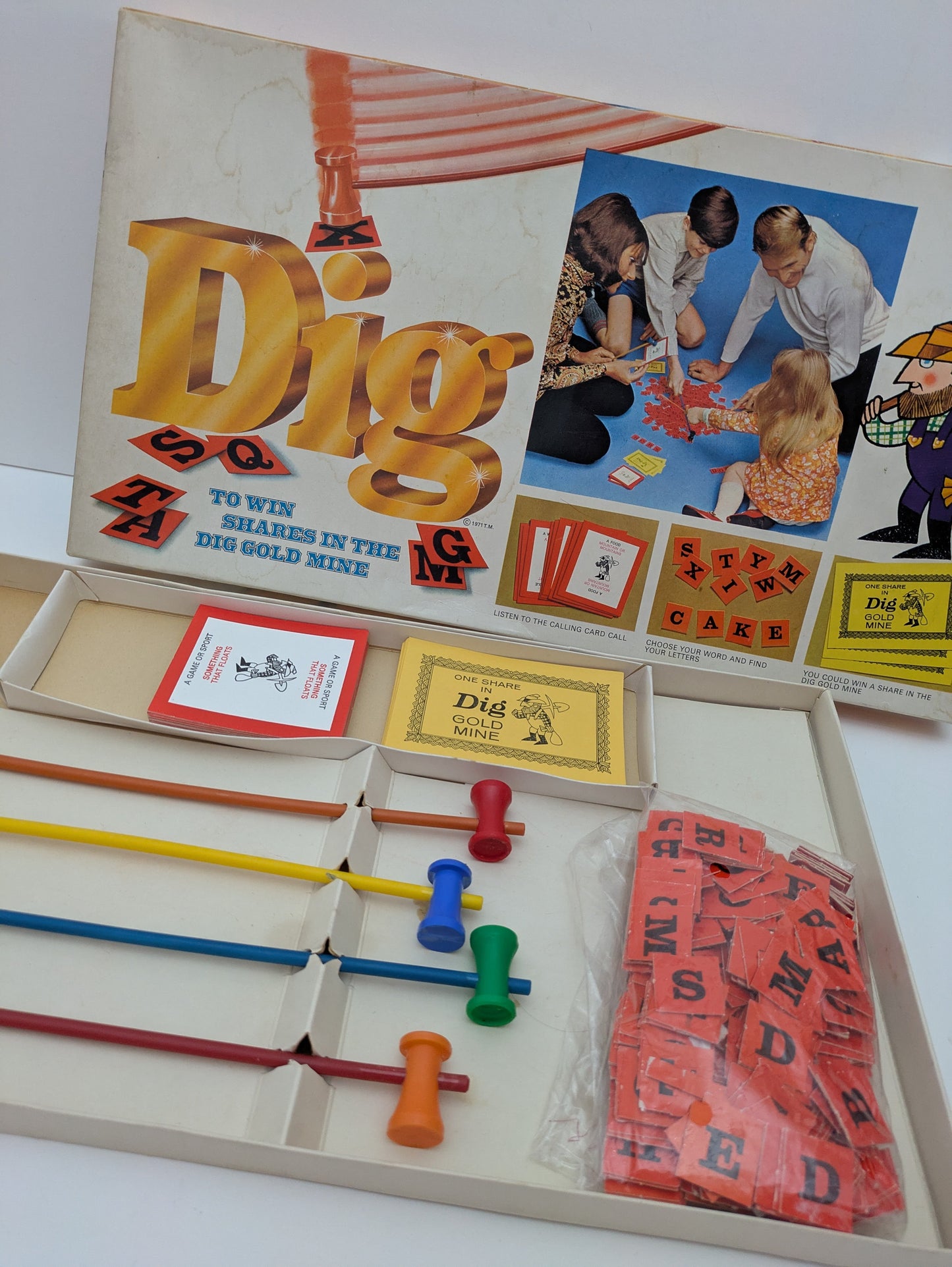 Dig (1971) is the vintage word game where spelling meets sticky hammers – and it’s every bit as fun as it sounds!