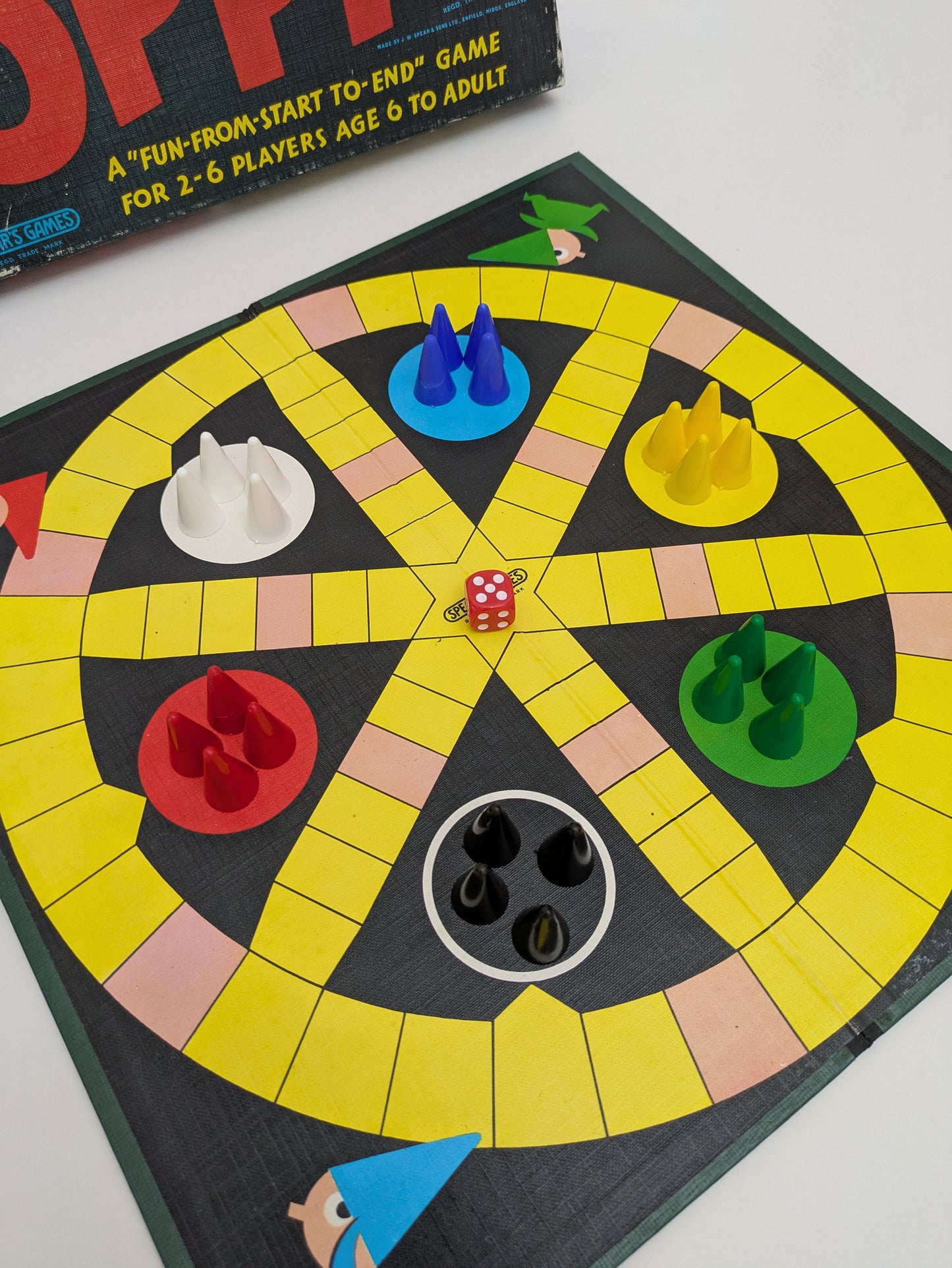 Get ready to capture and escape in Coppit (1964) – the classic family game that’s been loved for generations.