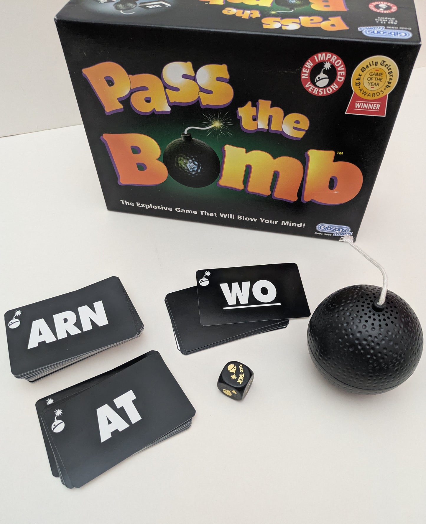 Inside Pass the Bomb (1994) you’ll find letter cards, a special die, and of course the ticking bomb.