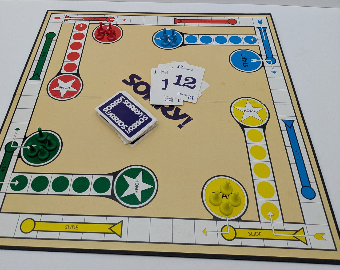One card can change everything in Sorry! (1988) – it’s fast, fun, and full of surprises.