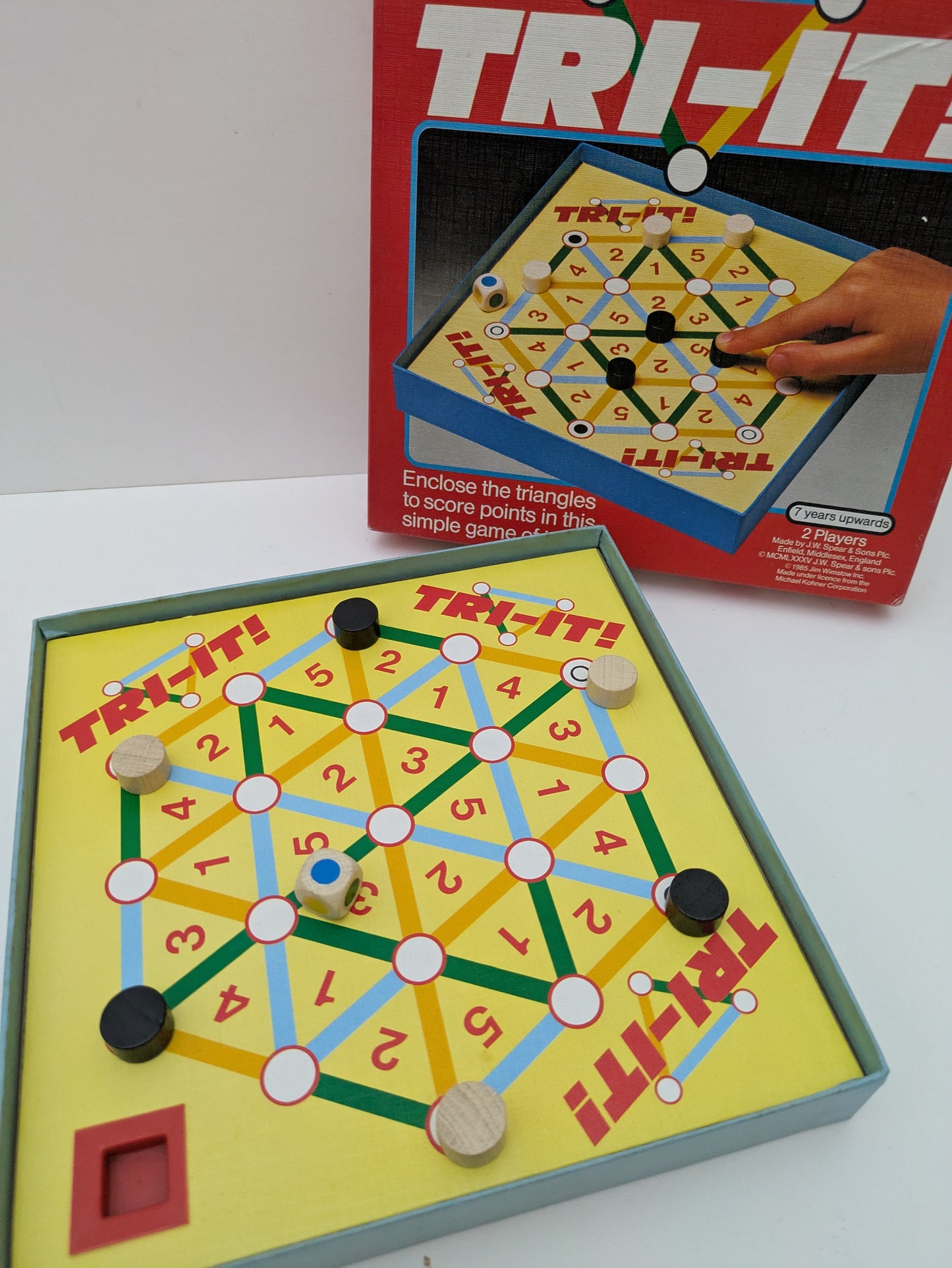 Outsmart your opponent and score points by forming colourful triangles in TRI-IT (1985) – a clever head-to-head challenge.