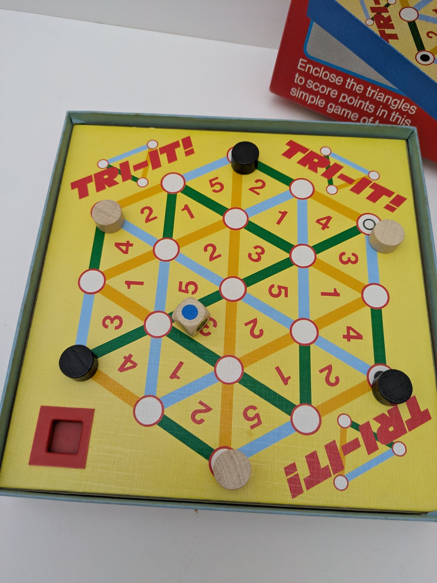 Roll the die, follow the colour path, and think ahead in TRI-IT (1985) – the retro strategy game with a twist.