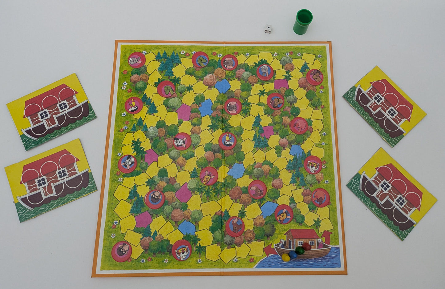 Step aboard the adventure with Noah’s Ark (1989) – the family game of animal collecting fun.