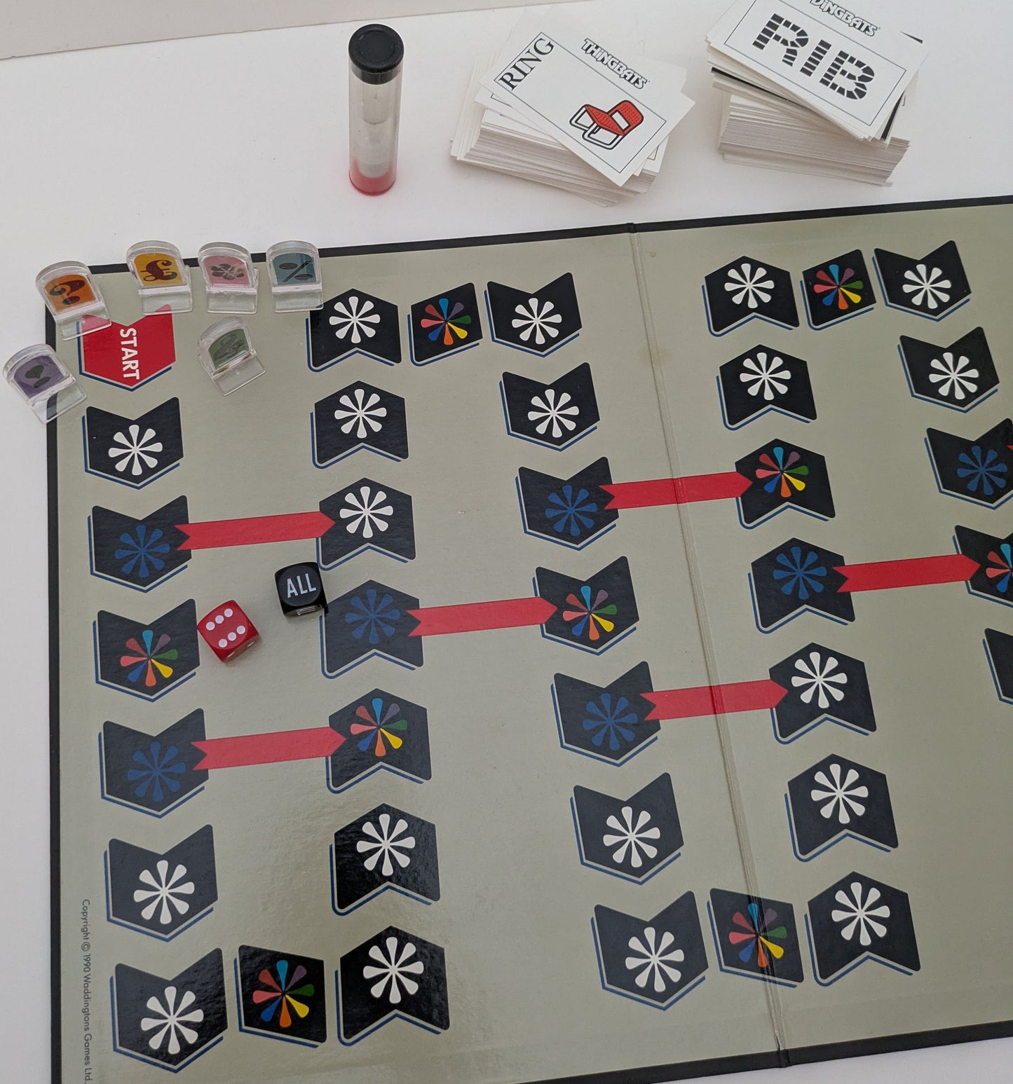 Totally Dingbats (1990) is the classic word puzzle game where quick thinking and clever guesses lead to victory.