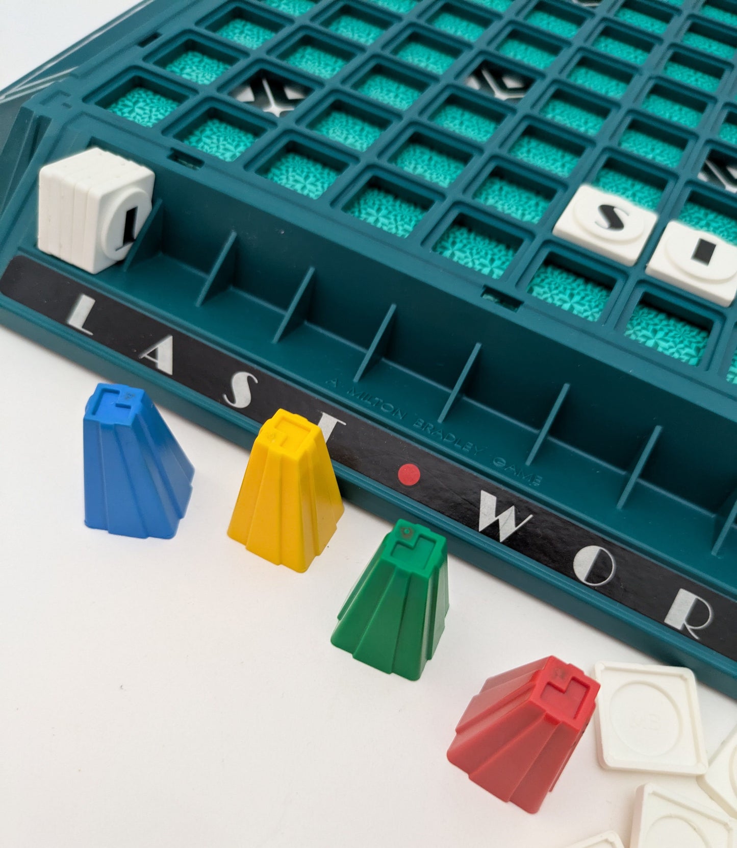 Travel back to the 80s with Last Word (1986), the fast-paced word game full of strategy and skill.