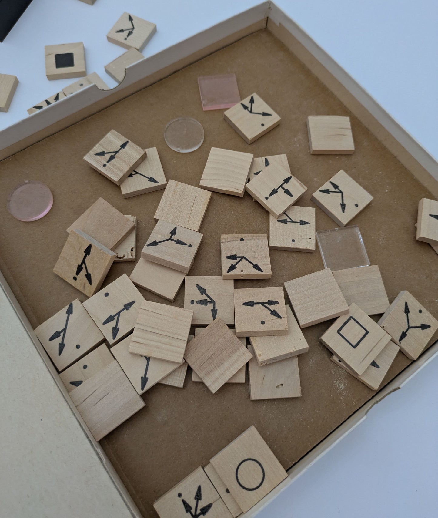 Tripples (1974) – A Vintage Strategy Game of Arrows and Logic