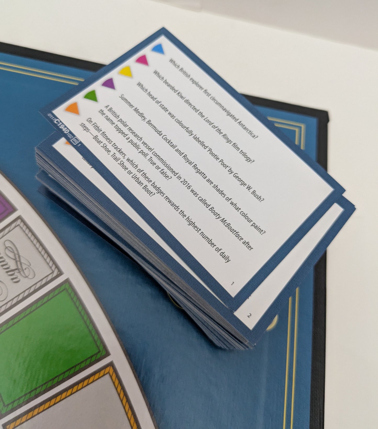 Trivial Pursuit – Classic Edition (2016) full game contents including 400 cards.