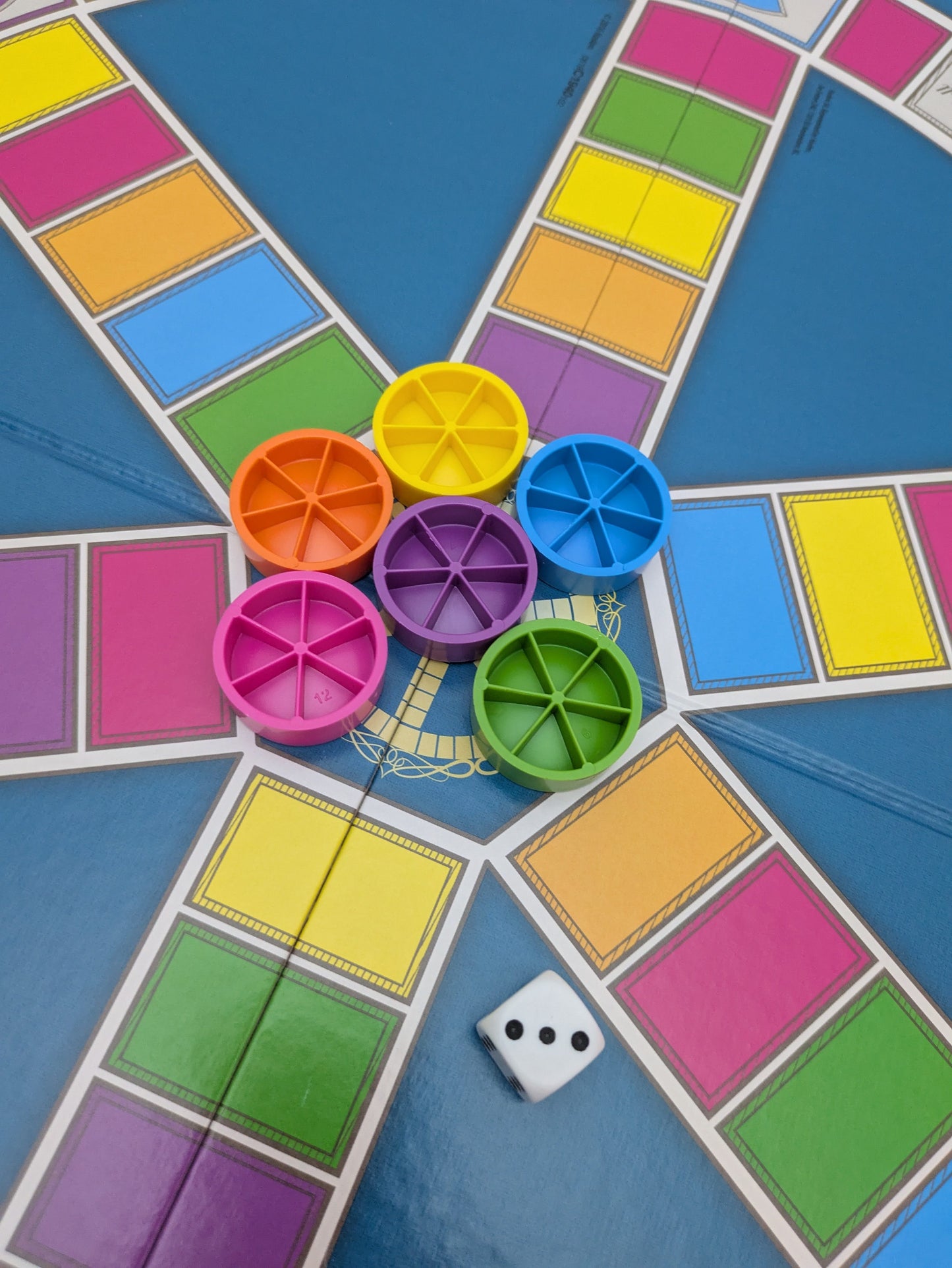Trivial Pursuit – Classic Edition (2016) players collect wedges to win the game.