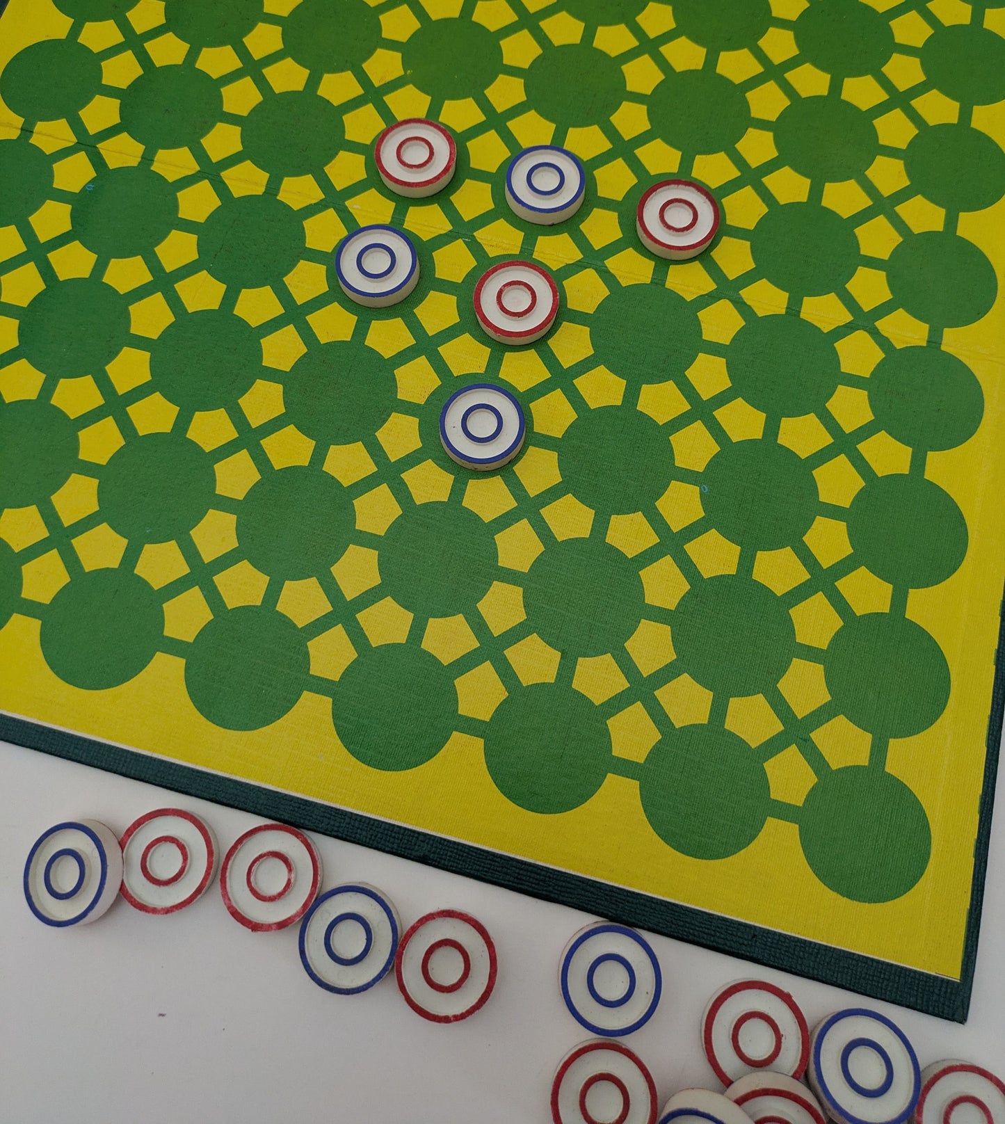 Simple to learn, impossible to forget – Reversi (1973) is a retro strategy classic.