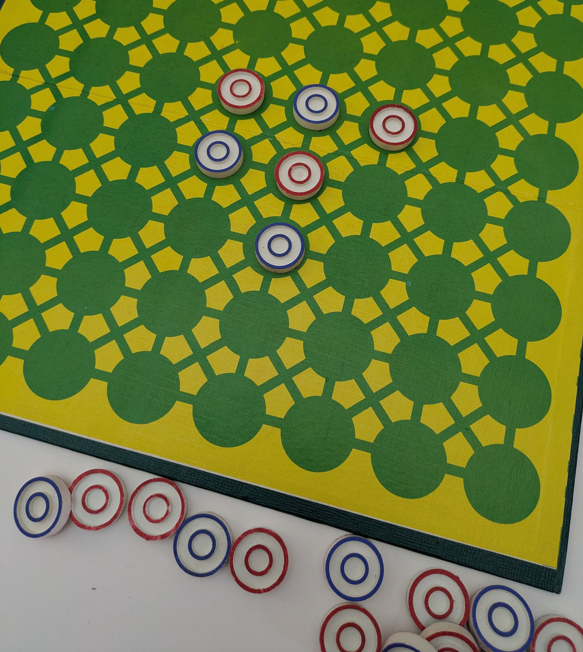 Simple to learn, impossible to forget – Reversi (1973) is a retro strategy classic.