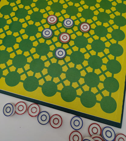 Simple to learn, impossible to forget – Reversi (1973) is a retro strategy classic.