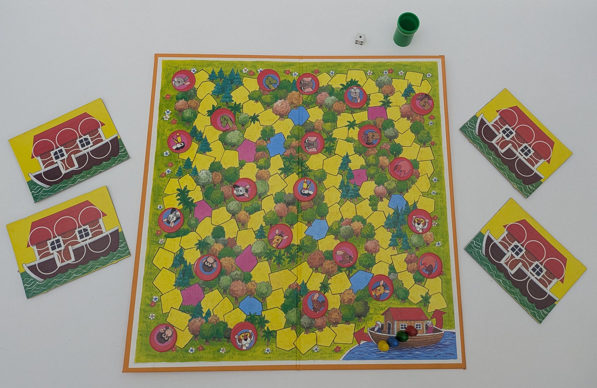 Step aboard the adventure with Noah’s Ark (1989) – the family game of animal collecting fun.