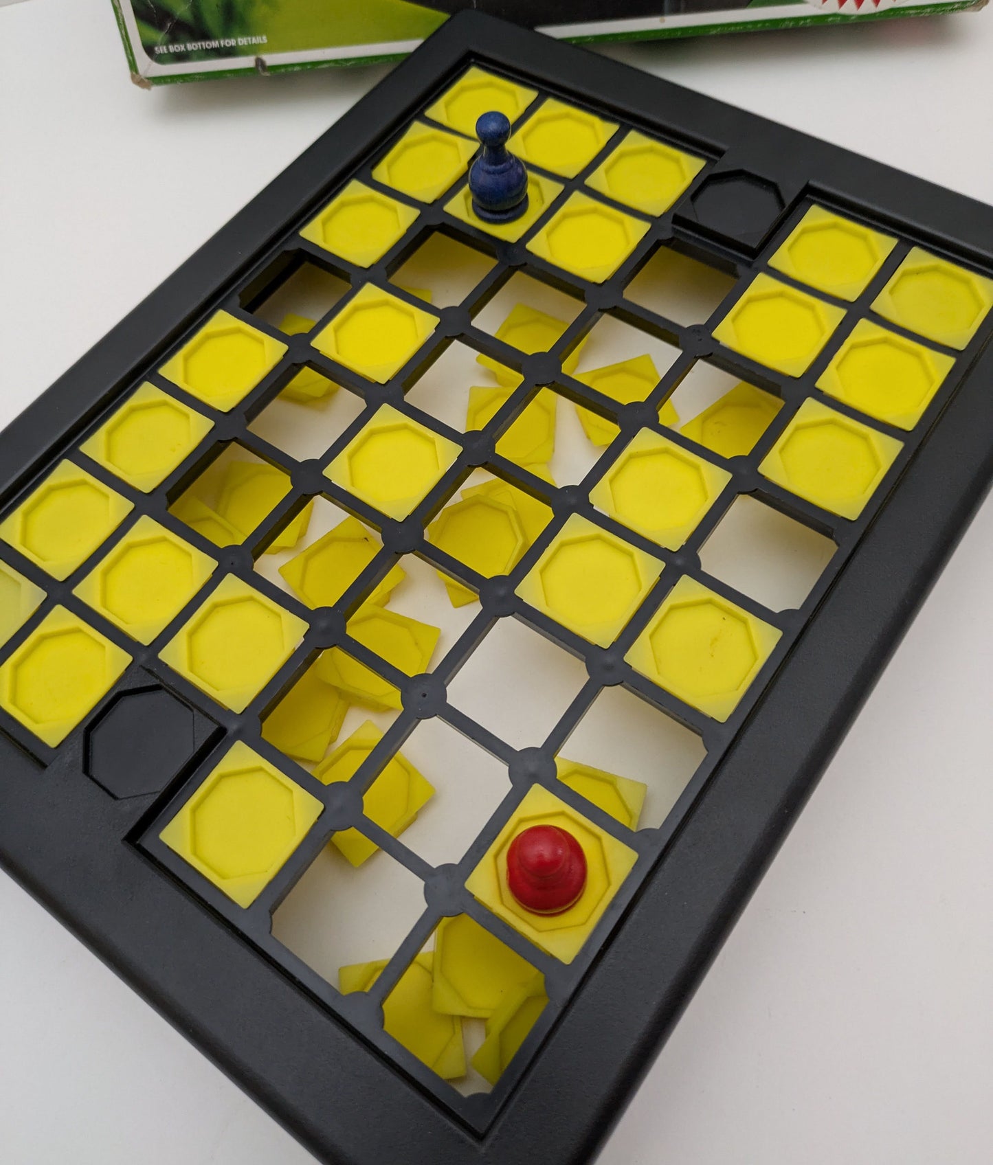 This vintage strategy game from 1978 is all about outsmarting your opponent one tile at a time.