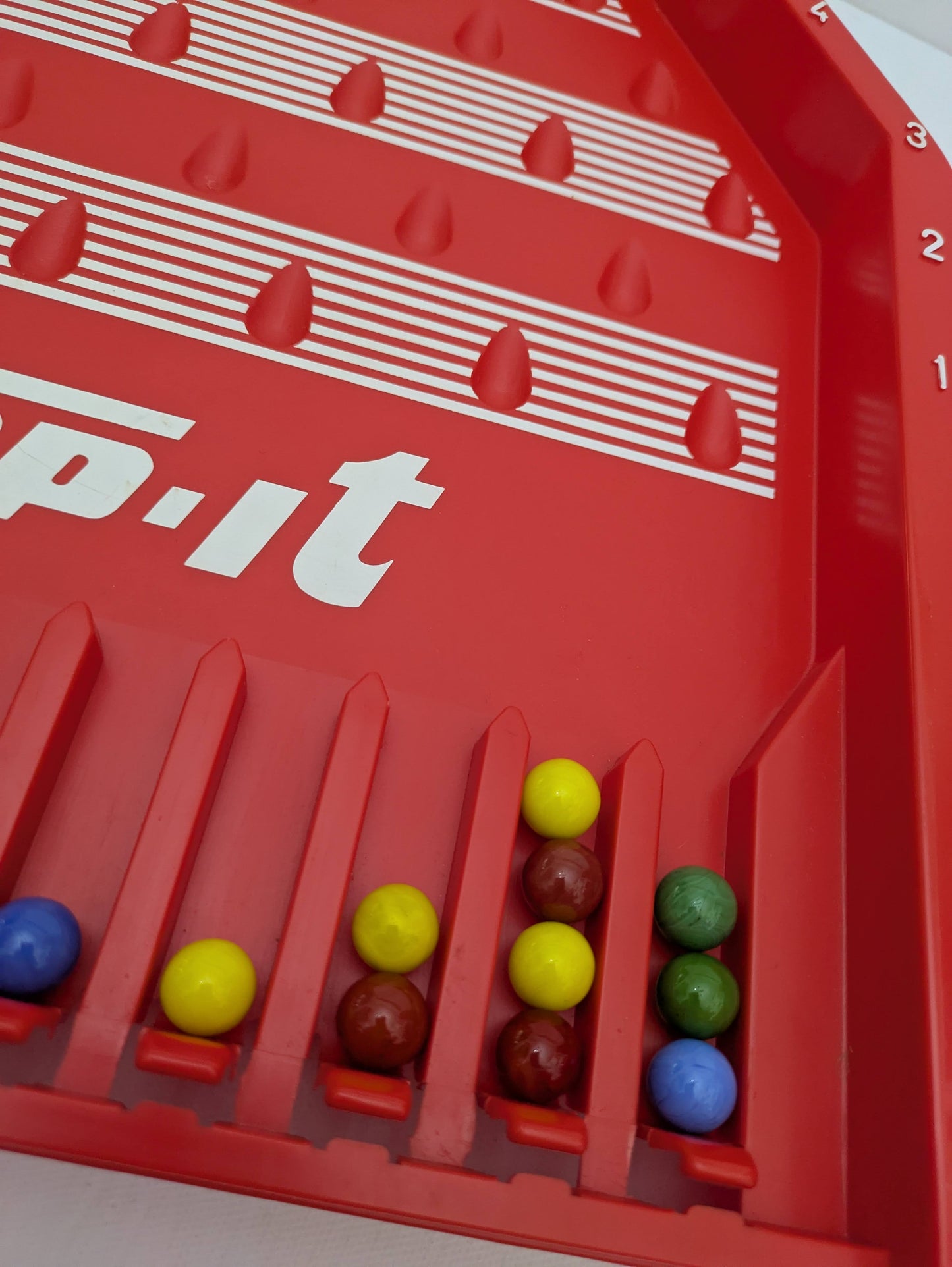 Top-It (1972) brings fast, physical gameplay that focuses on aim, control, and steady hands.